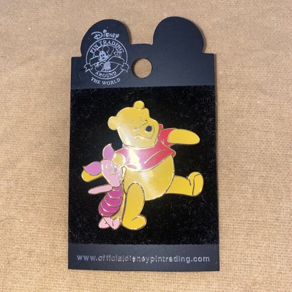 Winnie the Pooh and piglet Pin Trading Pin - Picture 1 of 3